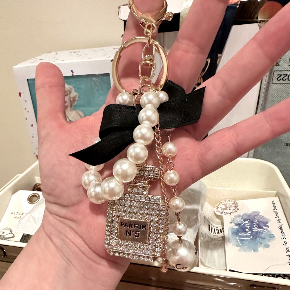 NWOT Elegant Pearl and Crystal Keychain